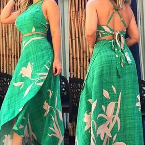 NWT Chic Boutique Rose - plant print crisscross back top & wrap skirt. 💚